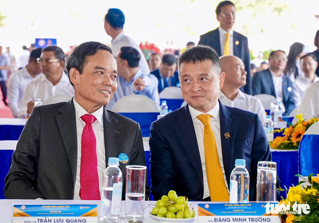 Bí thư Thành ủy TP.HCM Trần Lưu Quang và ông Đặng Minh Trường, Chủ tịch hội đồng quản trị Tập đoàn Sungroup, tại buổi lễ động thổ Khu liên hợp thể dục thể thao Rạch Chiếc